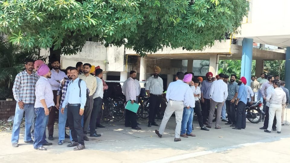 बाहर खड़े पंजाब जेल आफिस के कर्मचारी।