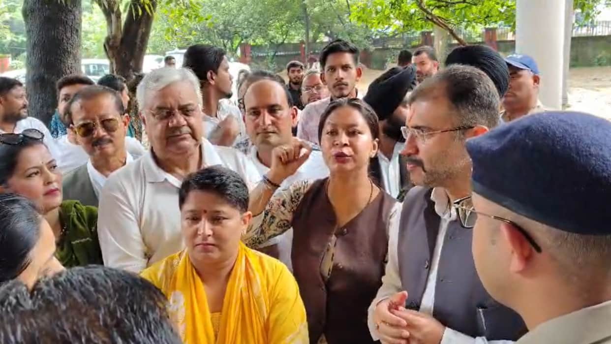 Dehradun Congress Workers Protest at SSP Office Over Offensive Facebook Post Warn of BJP Flag Protest