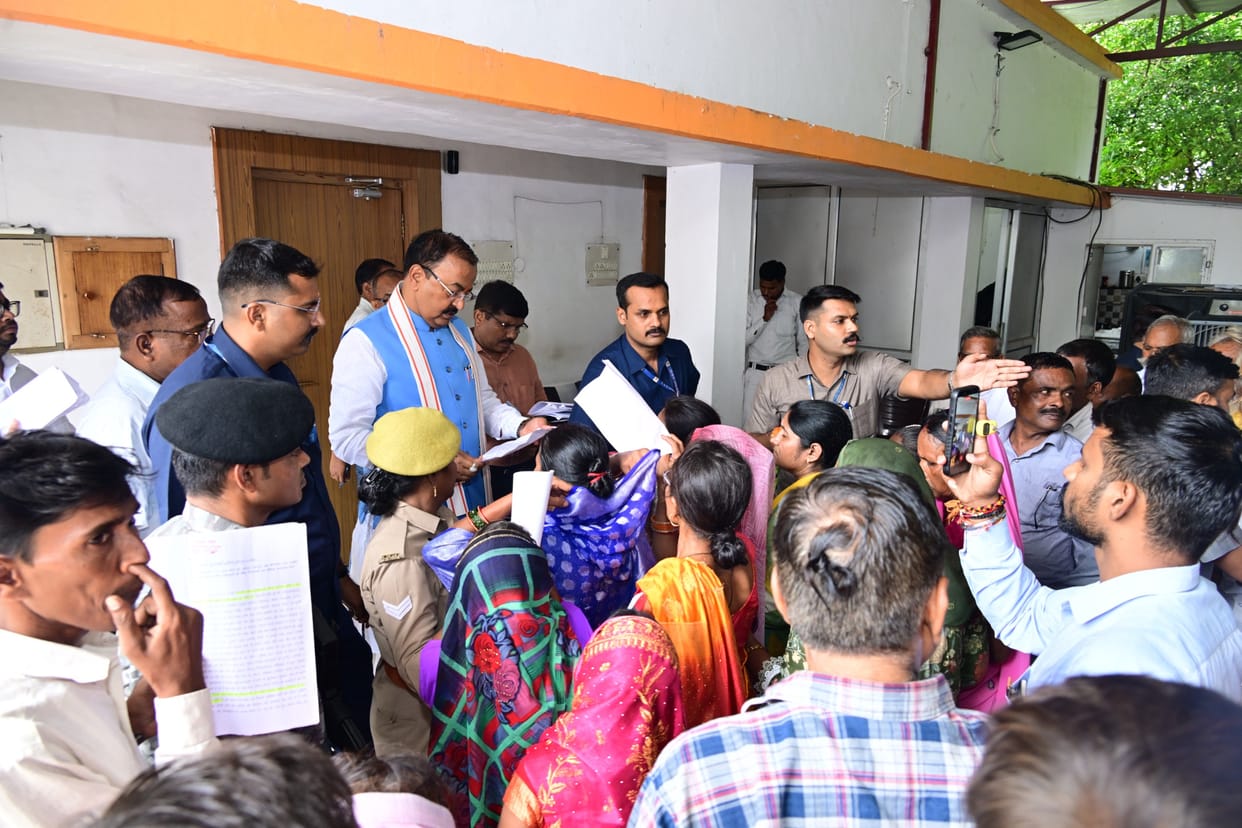 Deputy CM's public meeting: Keshav Prasad Maurya listened to hundreds of complaints and gave strict instructio