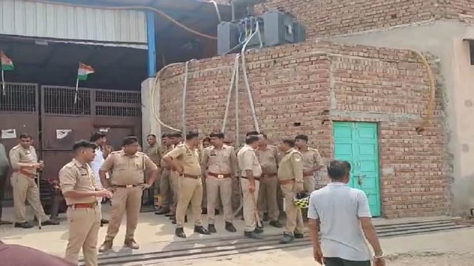 फैक्टरी पर तैनात पुलिस।