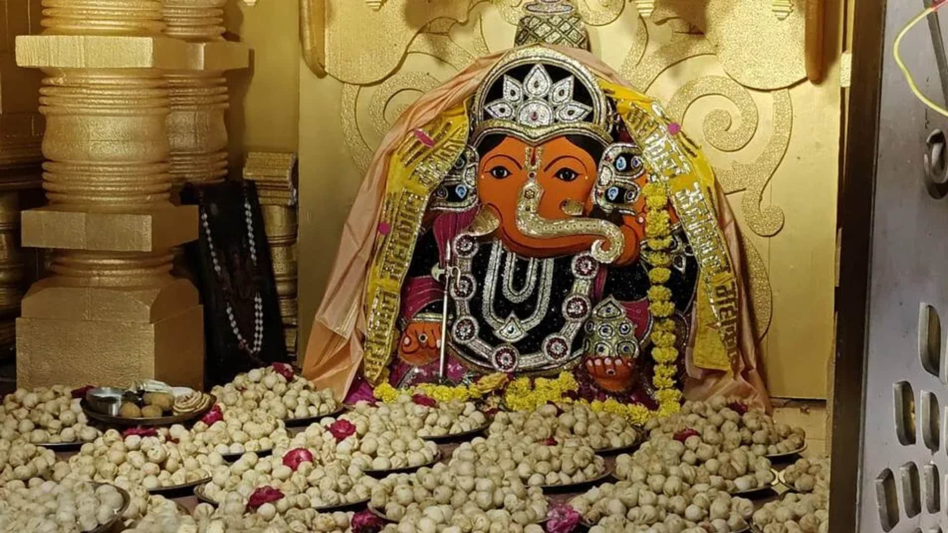 गणेशजी को लगा लाखों मोदक का भोग