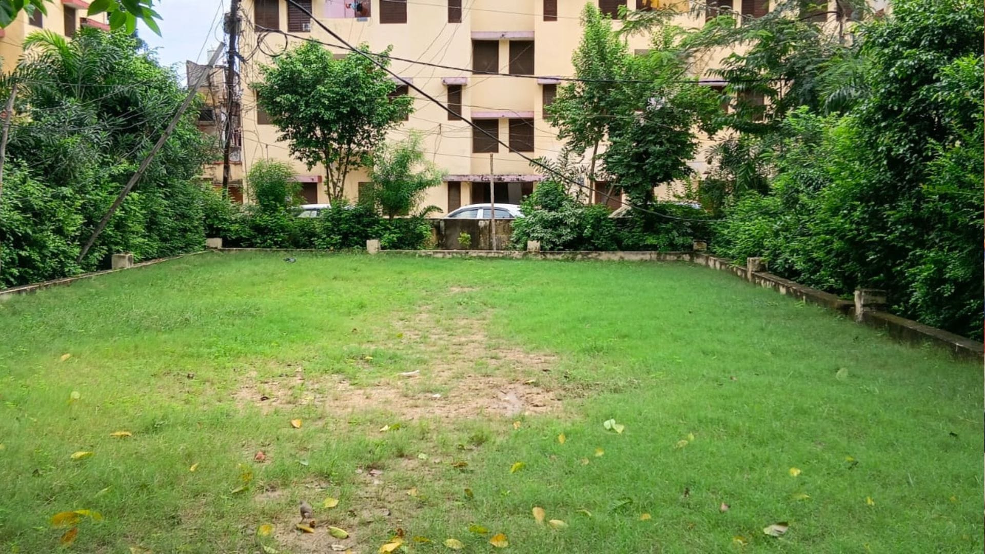 सिविल लाइंस प्रथम में काली मंदिर गोलघर के सामने टाइप-2 अपार्टमेंट के सामने वाला पार्क