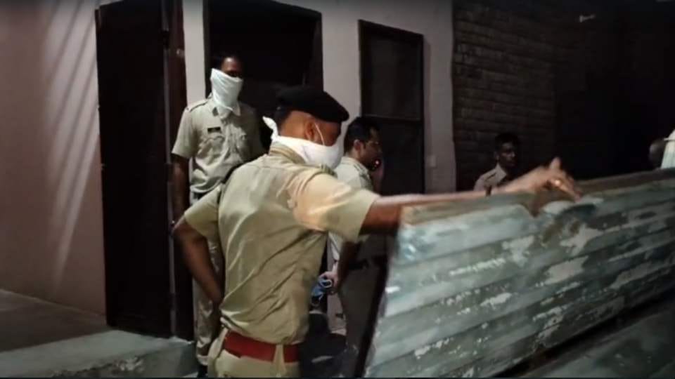 घटना की जांच करती पुलिस
