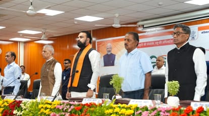 हिंदी दिवस के कार्यक्रम के दौरान मंच पर मुख्यमंत्री सम्राट चौधरी।