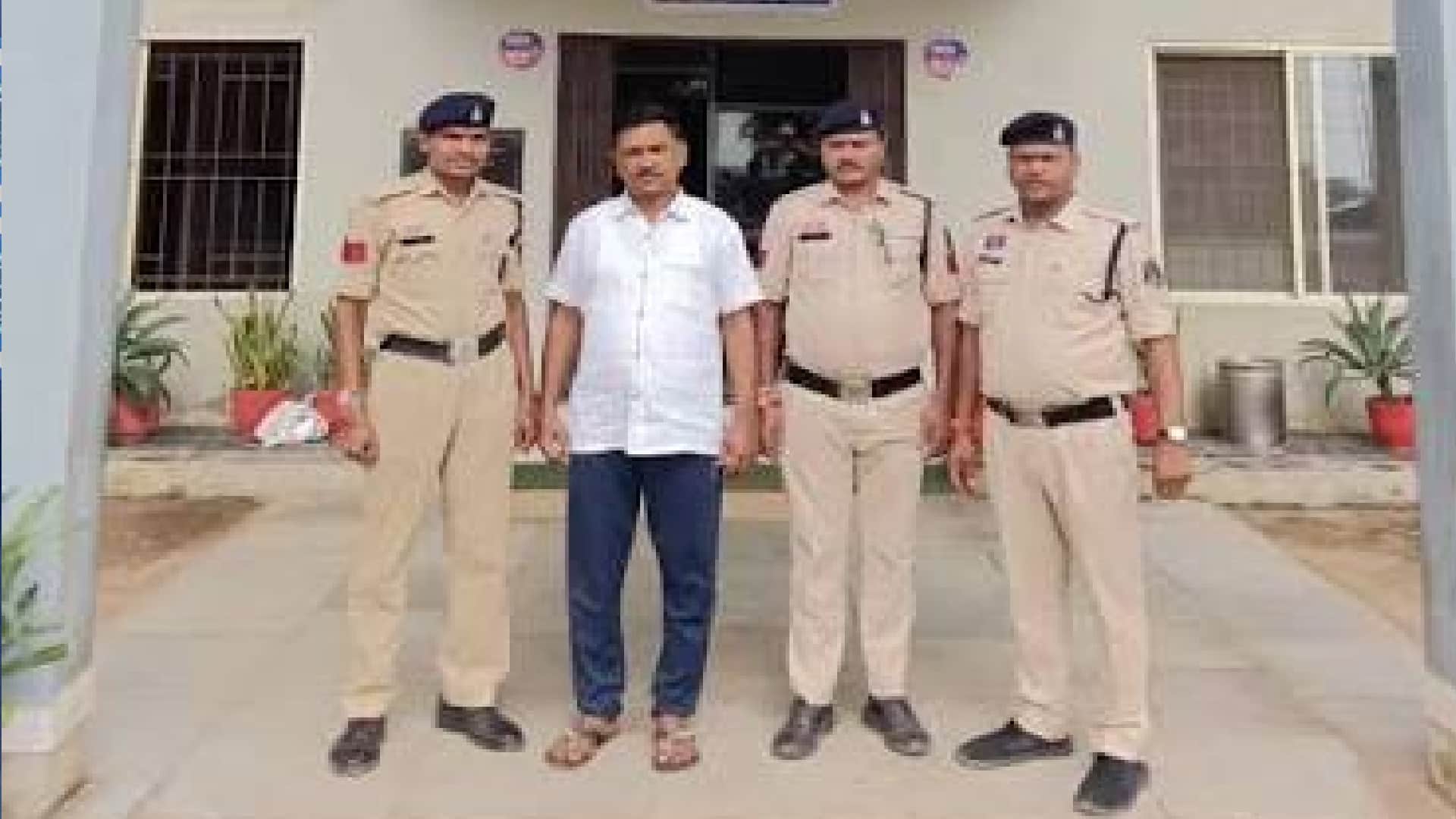 पुलिस के गिरफ्त में आरोपी