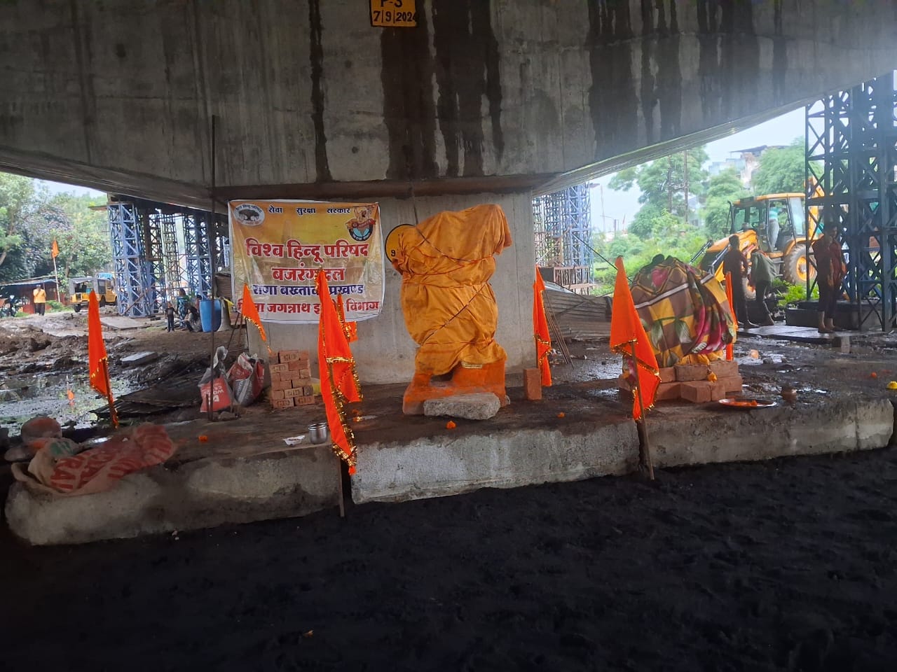 इंदौर से मंदिर और मूर्तियां हटाईं।