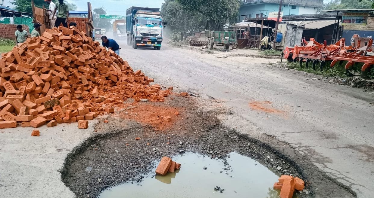 Banda Havoc caused by seven foot deep pothole brick laden tractor  trolley overturns as wheel drops in