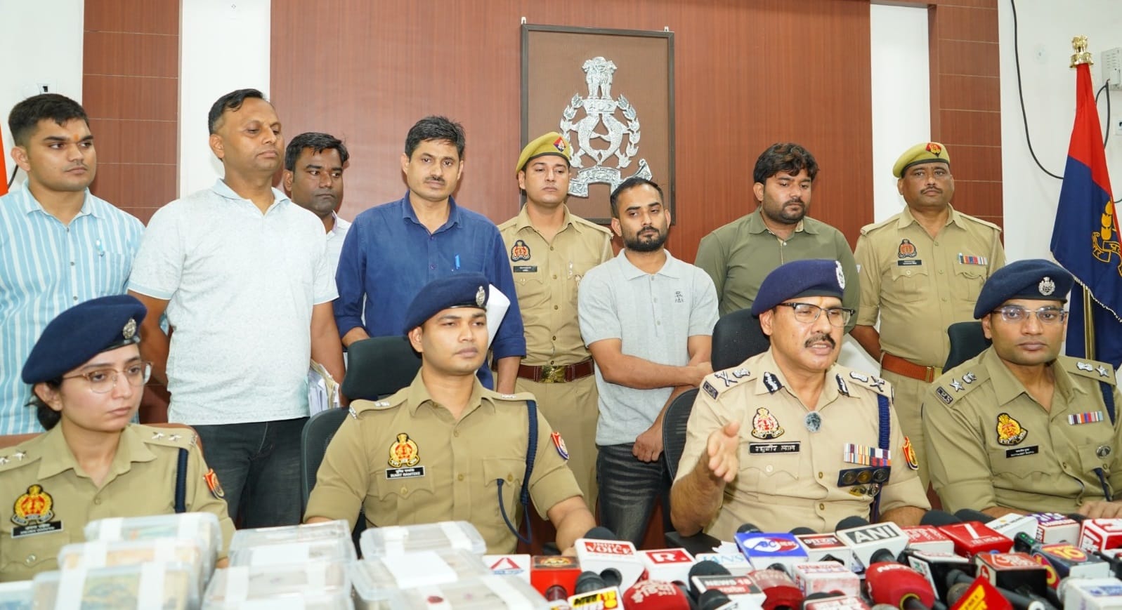 5600 करोड़ की ठगी के मामले की जानकारी देती पुलिस