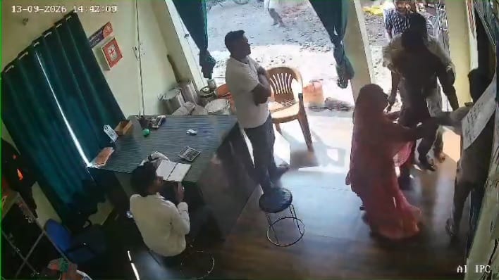 Jalaun Petrol pump employee assaulted accused pointed a revolver and hurled casteist slurs