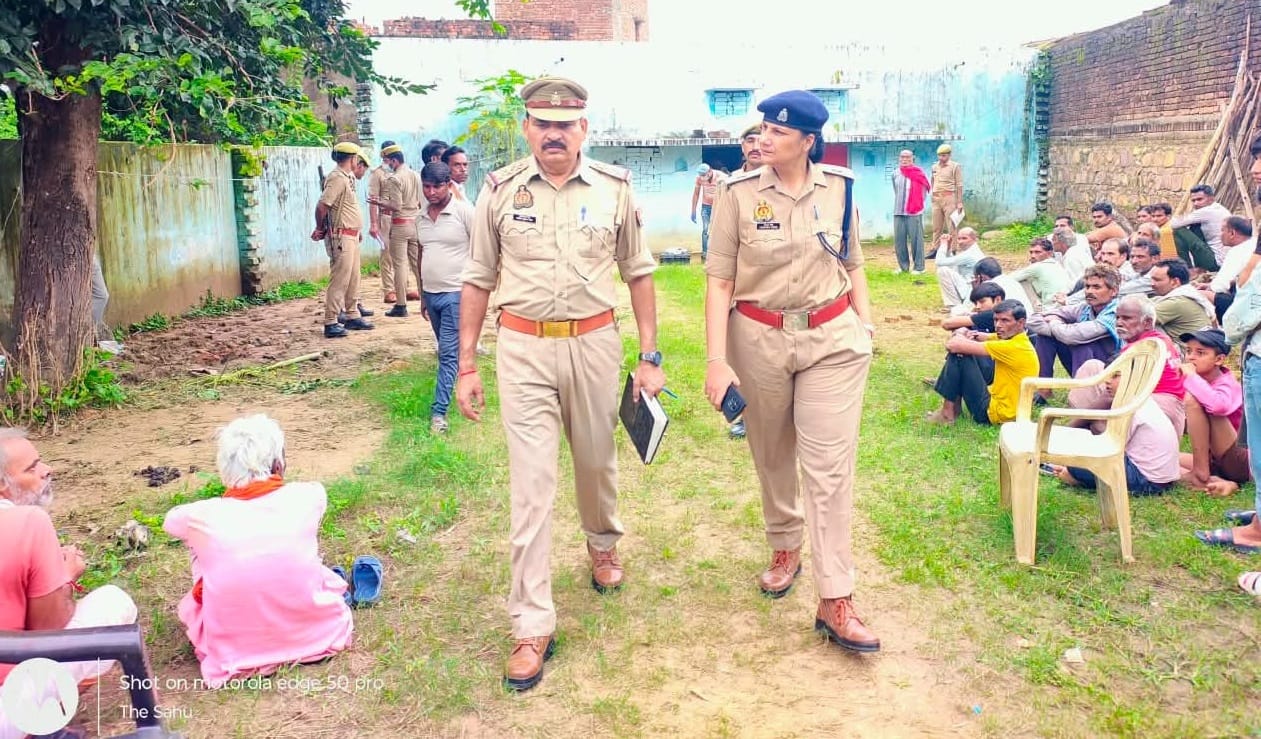 घटनास्थल पर जांच करती पुलिस