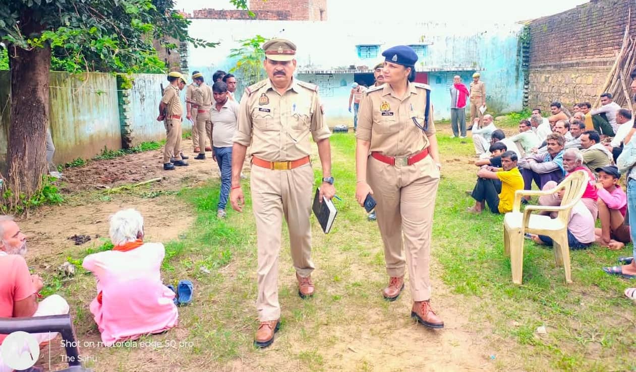घटनास्थल पर जांच करती पुलिस