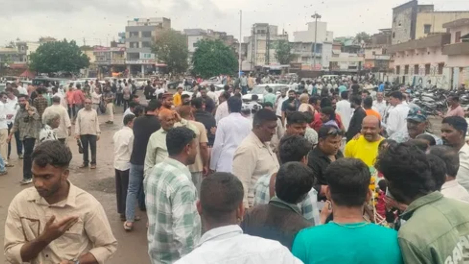 मतगणना स्थल पर लगी समर्थकों की भीड़