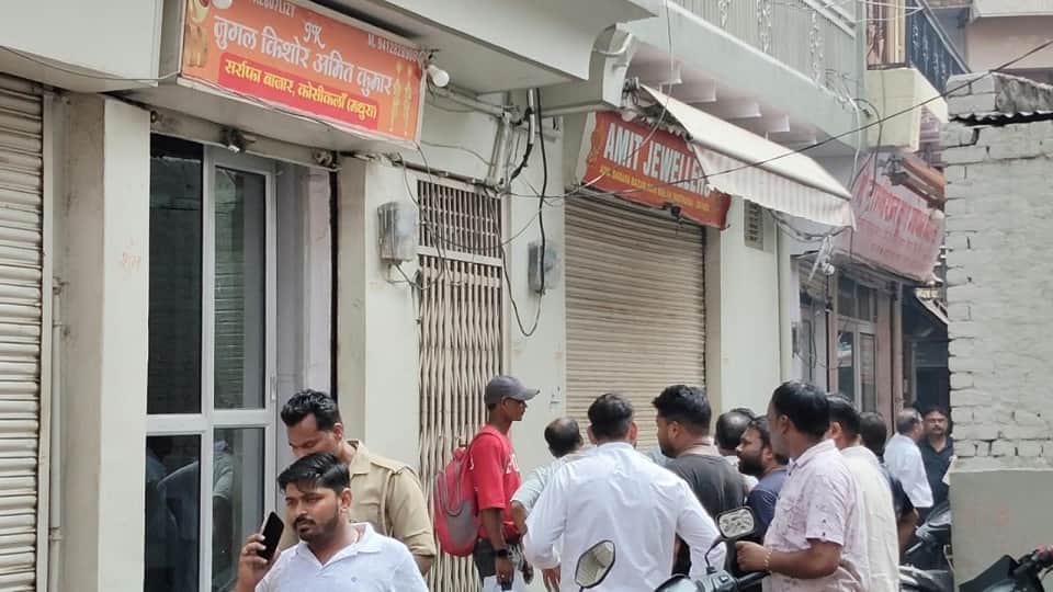 मथुरा में सराफा की दुकान में चोरी।