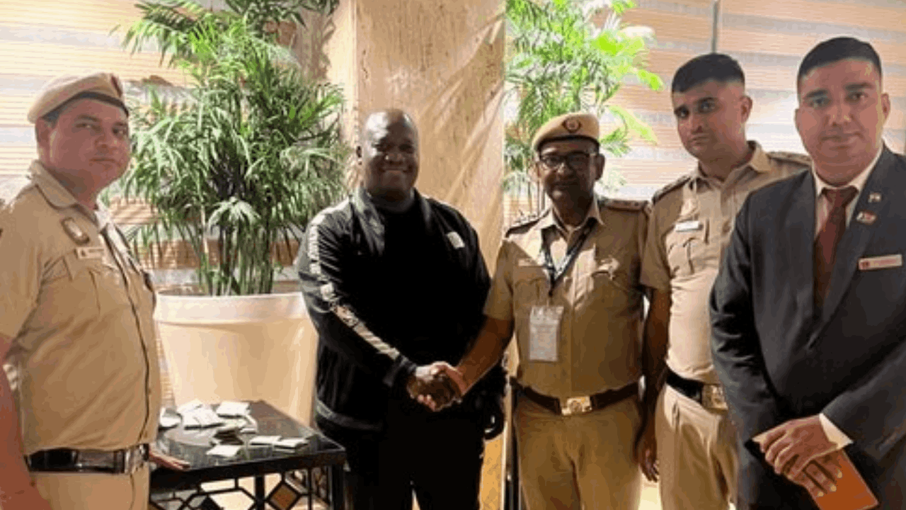 पुलिस ने दक्षिण अफ़्रीकी प्रतिनिधि को लौटाया कैश