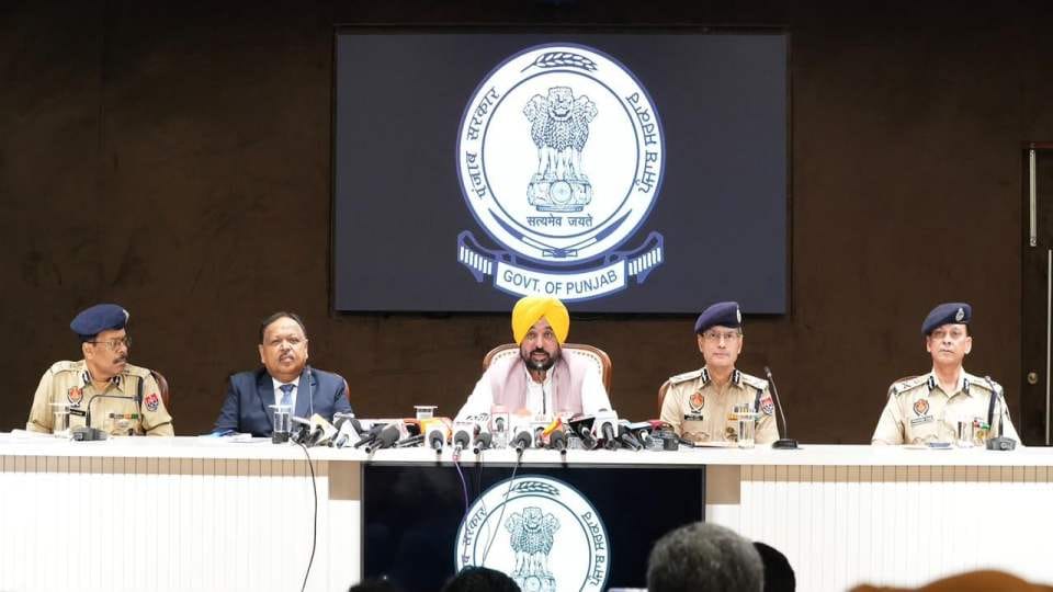 प्रेस कॉन्फ्रेंस में सीएम मान और पुलिस के अधिकारी