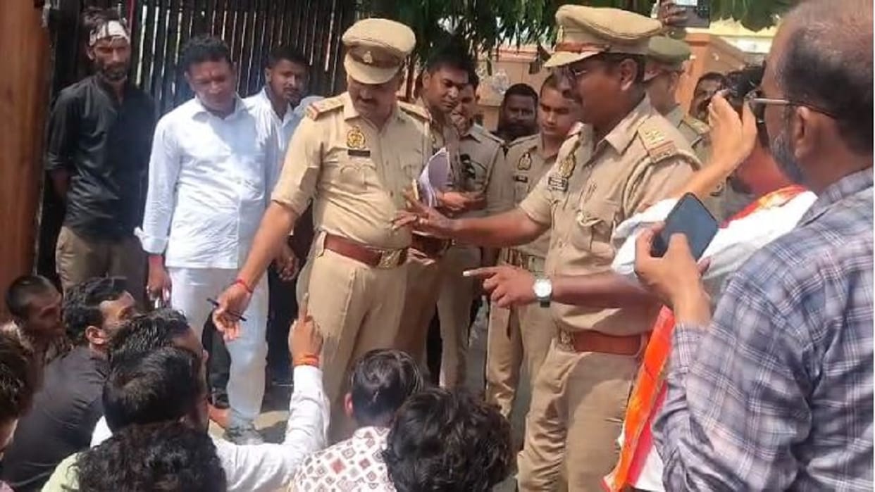 Hindu Yuva Vahini activists surround police station to protest against indecent comments in Shahjahanpur