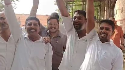 राजस्थान निकाय चुनाव के बाद जश्न मनाते लोग