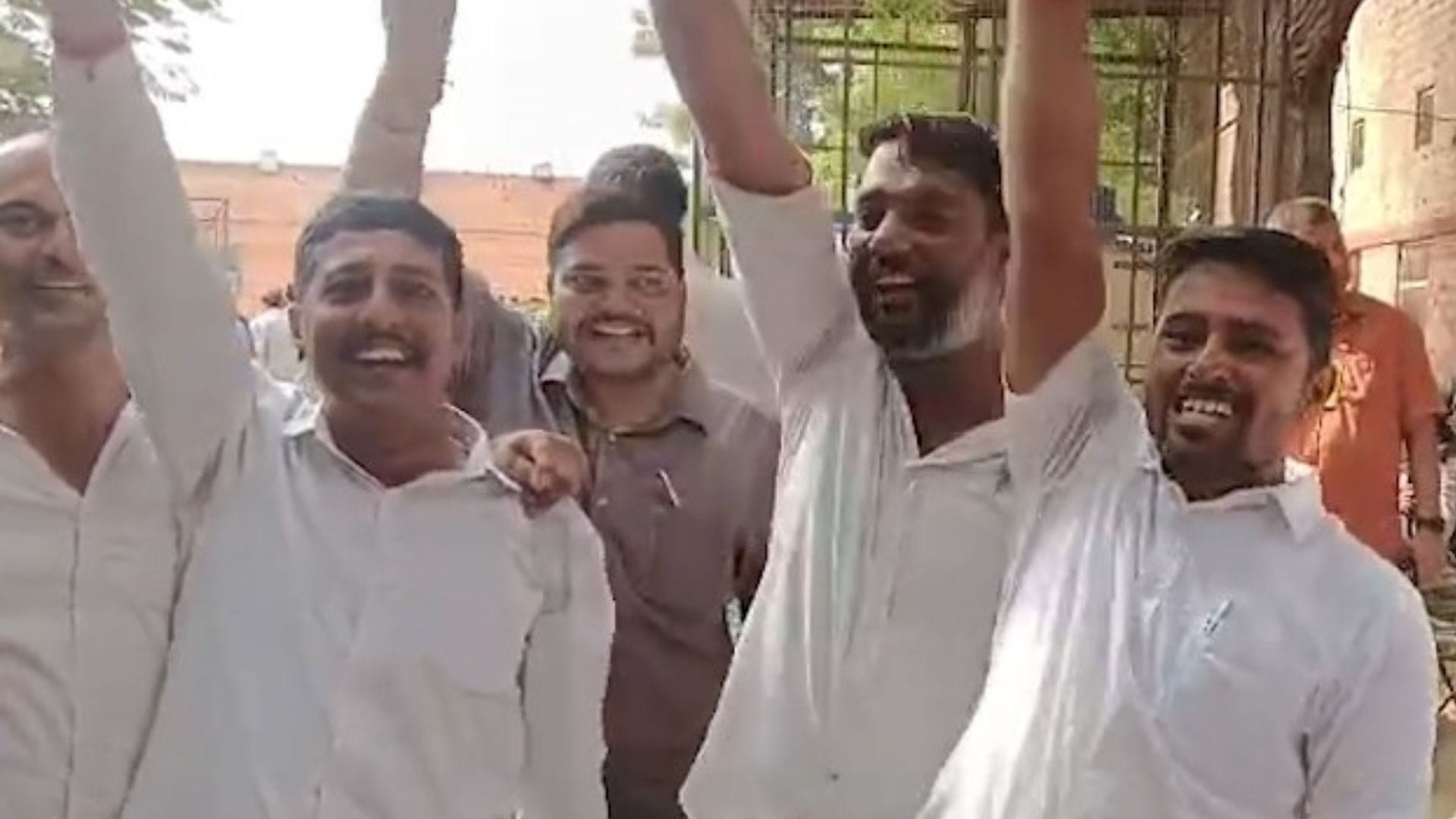 राजस्थान निकाय चुनाव के बाद जश्न मनाते लोग