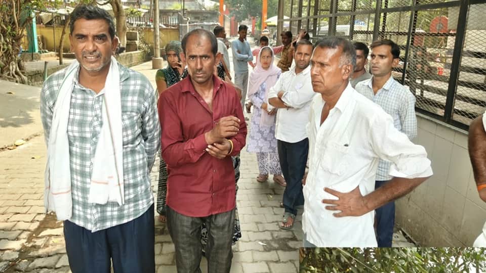संभल में हुए हादसे के बाद गमगीन लोग