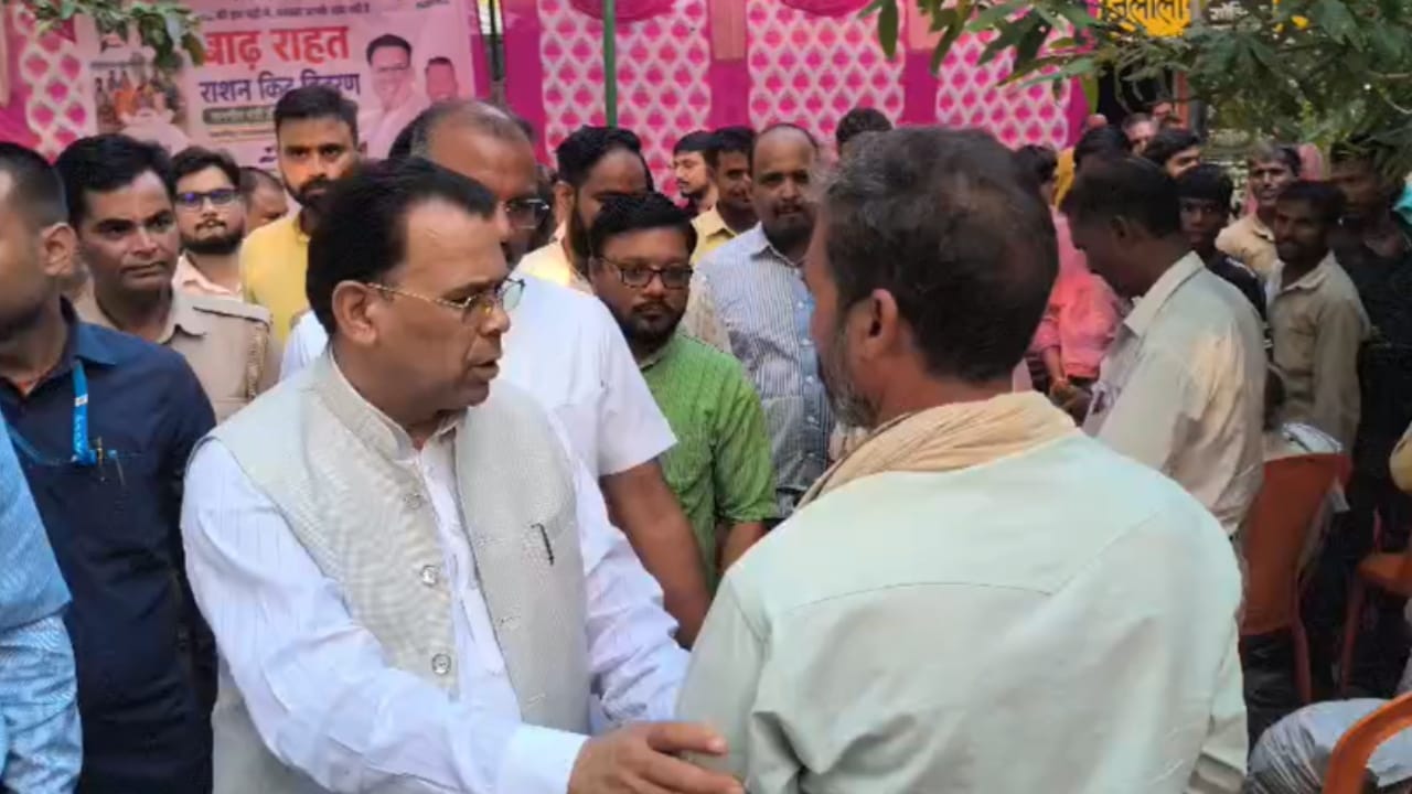 बाढ़ प्रभावितों से मिले प्रभारी मंत्री
