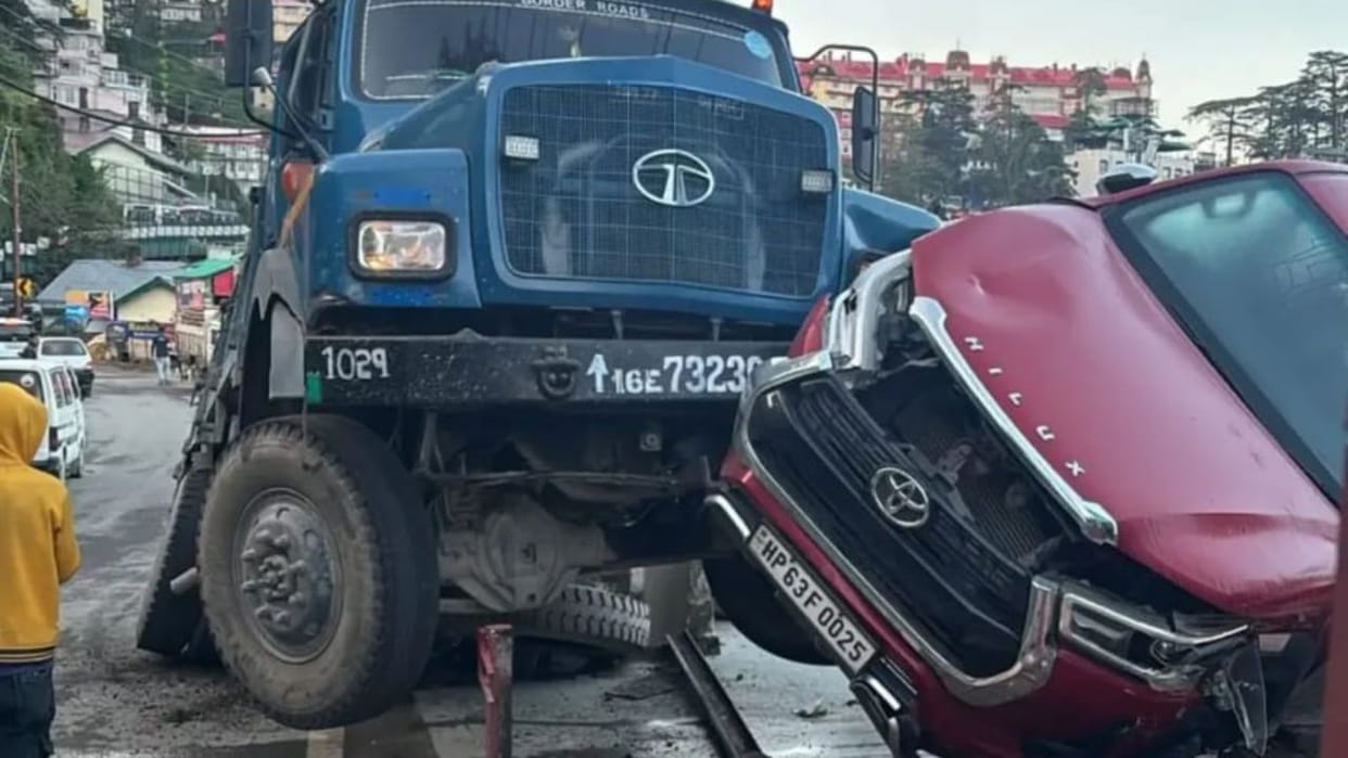 two vehicles collide near tarahall shimla traffic turned one way