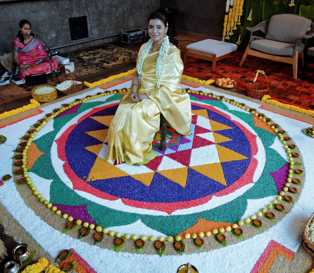 सामंथा:अभिनेत्री ने दिखाई गोद भराई समारोह की झलक, पति राज निदिमोरु ने बरसाए फूल; तस्वीरों पर फिदा हुए फैंस - Samantha Ruth Prabhu Baby Shower Inside Her Intimate ...