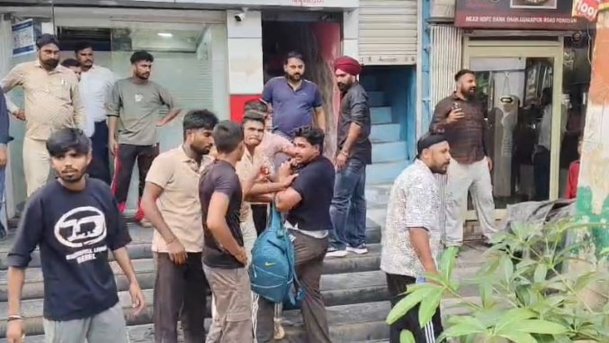 Clash and stabbing on the street between two groups following a dispute at a gym in Shahjahanpur