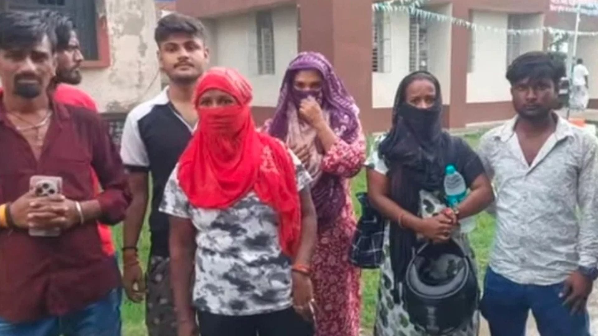 आर्केस्ट्रा से 50 लड़कियां बरामद