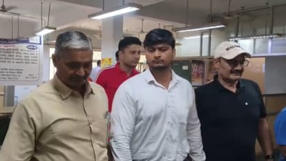 आरोपी कर्मचारी सफेद कमीज