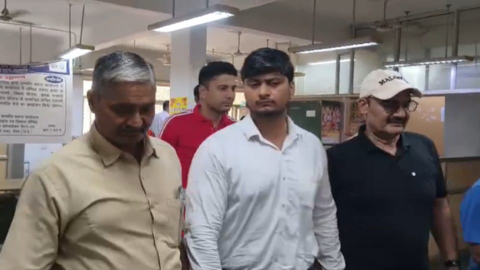 Meerut: Awas Vikas Outsourced Employee Arrested for Taking rs6,000 Bribe
