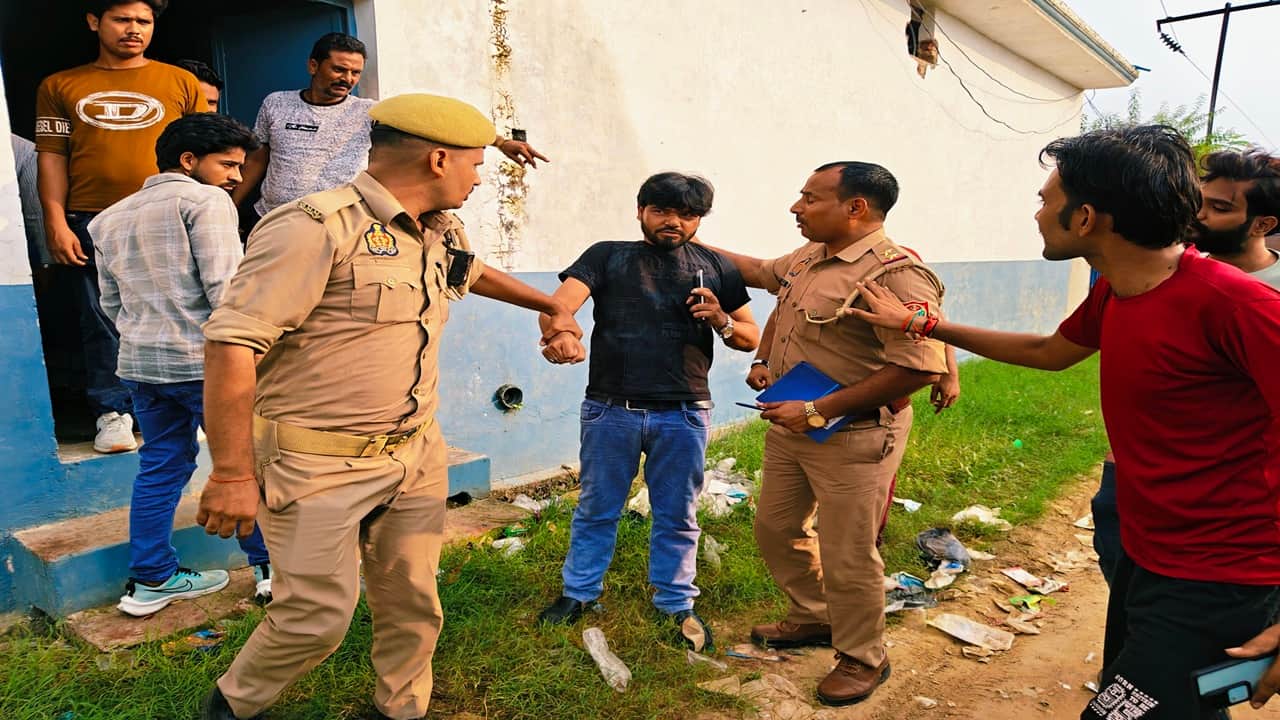 आरोपी अस्पताल संचालक को लेकर जाते पुलिसकर्मी
