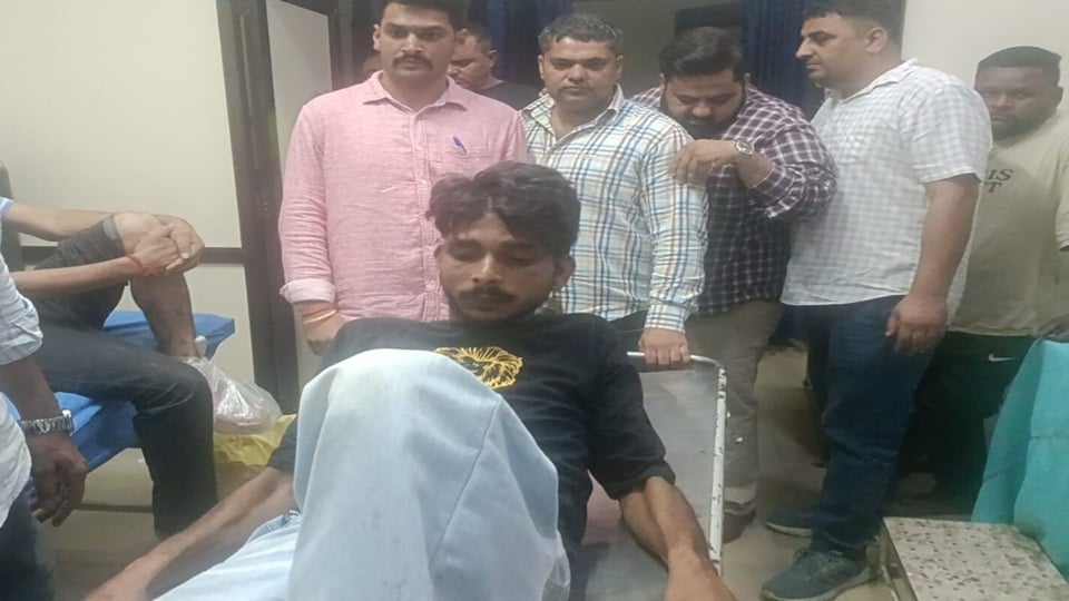 घायल आरोपी प्रिंस को अस्पताल लेकर पहुंची पुलिस