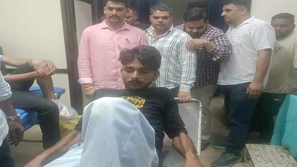 घायल आरोपी प्रिंस को अस्पताल लेकर पहुंची पुलिस