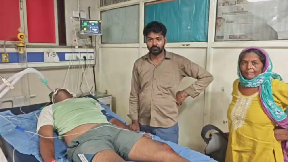 अस्पताल में भर्ती सचिन और पास खड़े उसके परिजन।