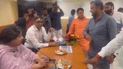भाजपा के महापौर और पार्षद भिड़े