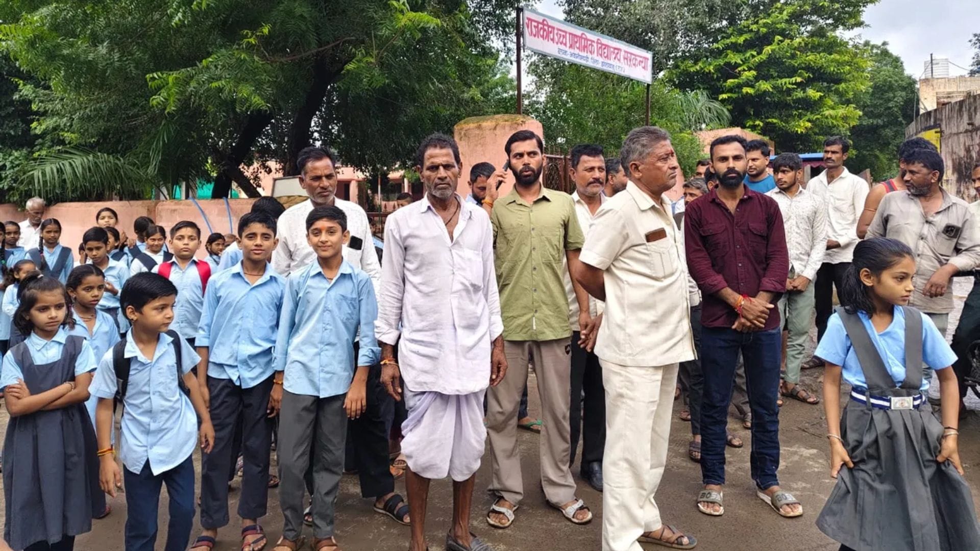 भूकंप के बाद गांव में एकत्रित ग्रामीण