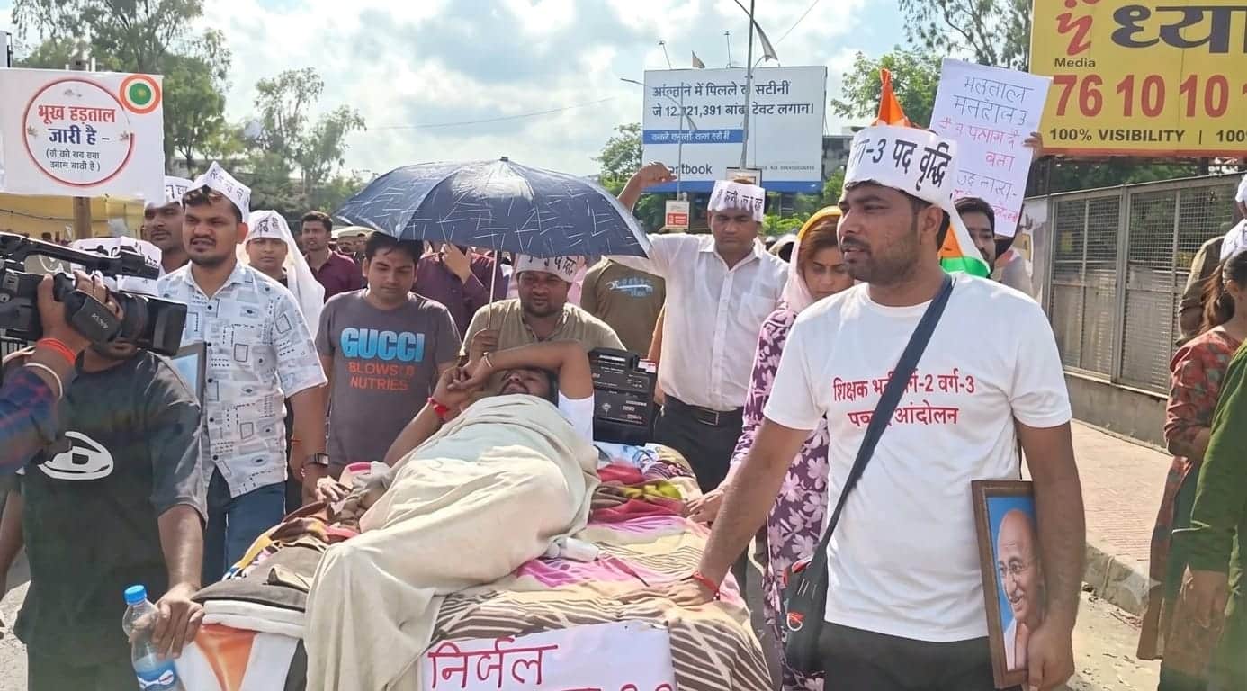 निर्जला उपवास पर बैठे शिक्षक अभ्यर्थी को ठेले पर लेकर डीपीआई तक पैदल मार्च