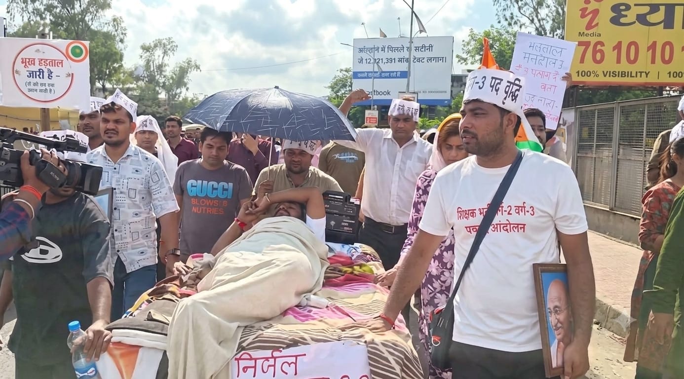 निर्जला उपवास पर बैठे शिक्षक अभ्यर्थी को ठेले पर लेकर डीपीआई तक पैदल मार्च