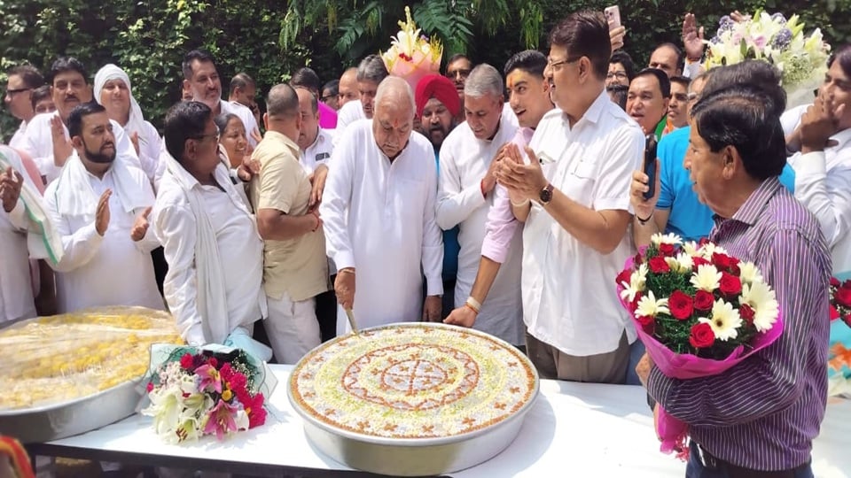 दिल्ली स्थित आवास पर भूपेंद्र हुड्डा ने काटा केक