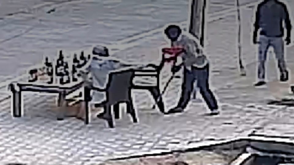 बुजुर्ग को डंडे से पीटते आरोपी।