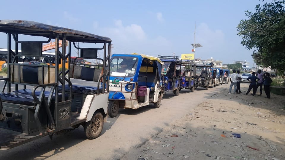 E-rickshaws and autos in the green corridor Aligarh
