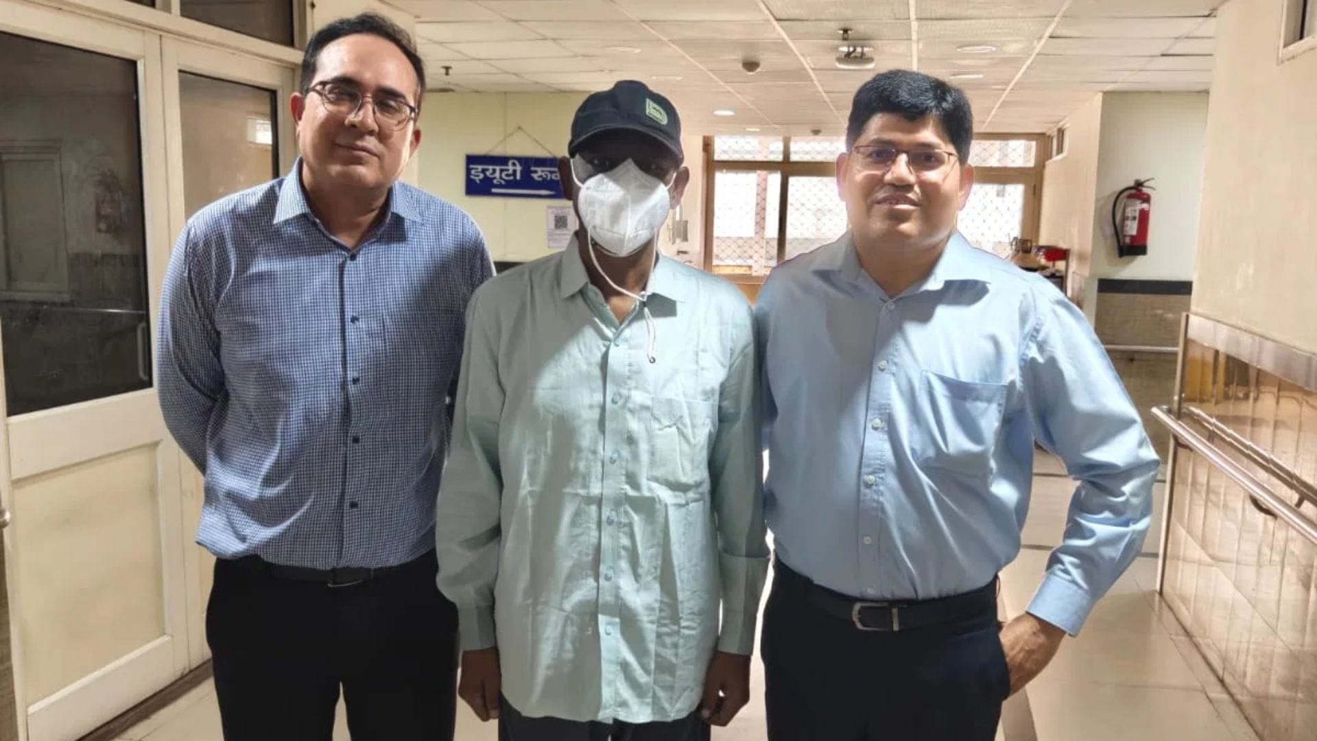 चिकित्सकों के साथ बोन मैरो ट्रांसप्लांट करवाने वाले मरीज