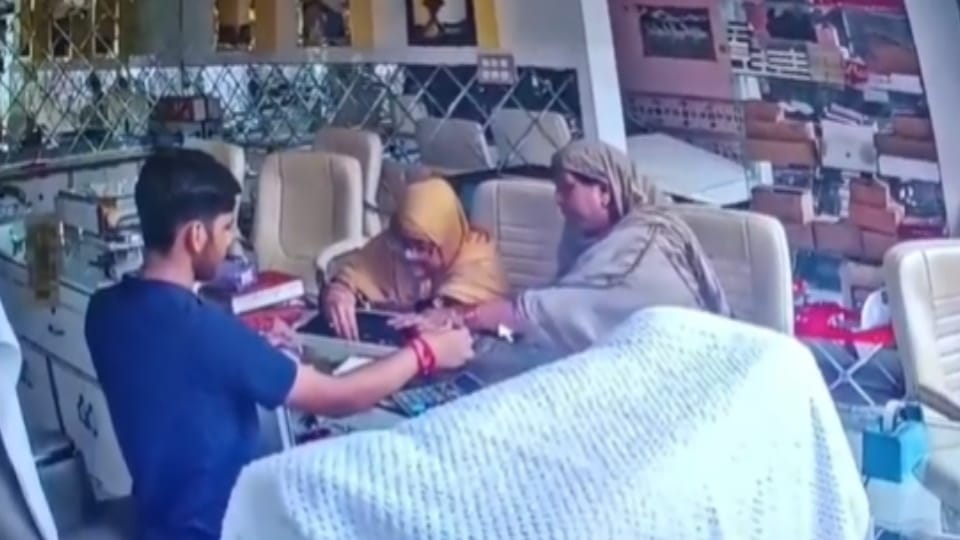 Two Women in Burqas Steal Jewellery from Chandpur Jeweller, CCTV Captures Act