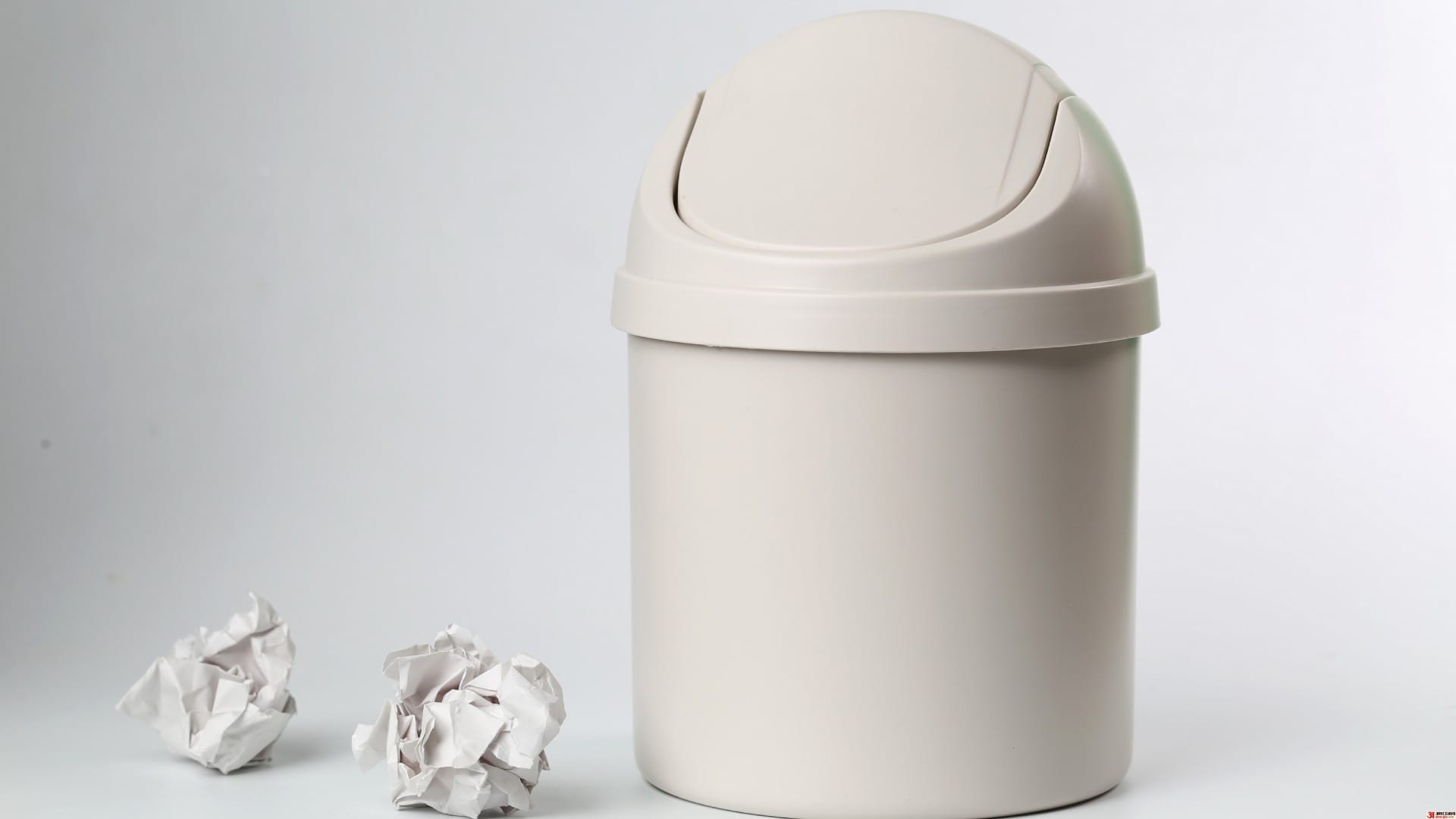 Why Does the Dustbin Still Smell Bad Even After Washing