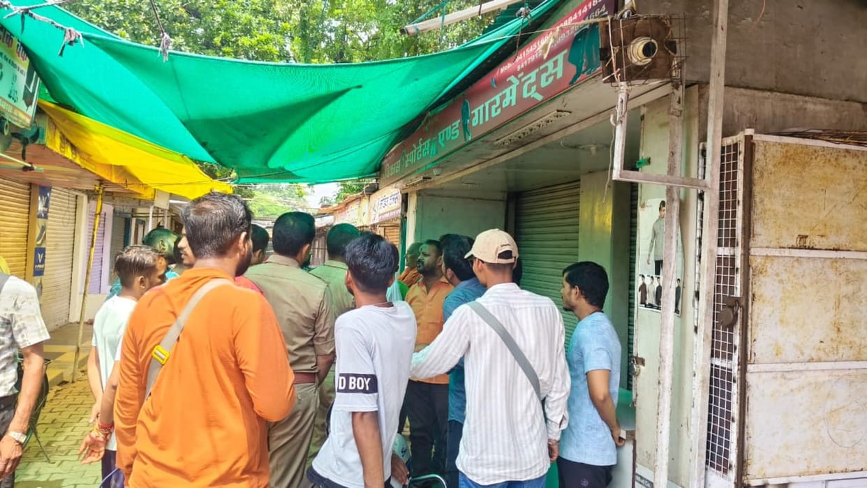 Thousands of rupees stolen from several shops in Bareka Gumti Market Varanasi