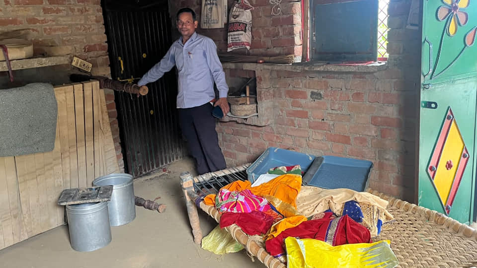 Auraiya: One quintal of mustard stolen after breaking the lock of a house; broken box found in the field