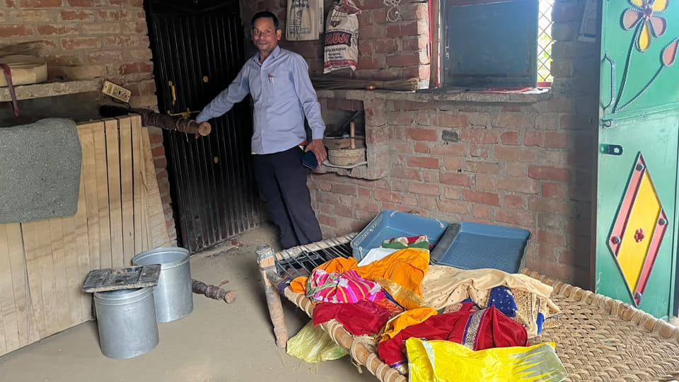 Auraiya: One quintal of mustard stolen after breaking the lock of a house; broken box found in the field