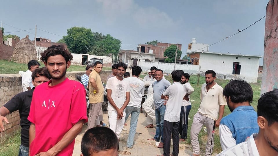 Dacoity worth lakhs after holding scrap dealer's family hostage