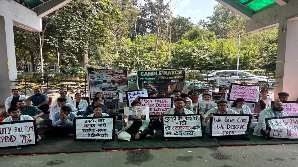 Paramedical interns of the medical college are also on the path of agitation in haldwani