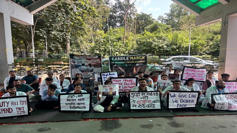 हल्द्वानी सुशीला तिवारी अस्पताल में धरने पर बैठे पीजी डॉक्टर।